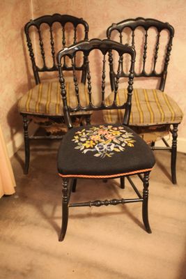 trois chaises placées les unes à côté des autres dans une pièce