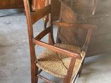 une chaise en bois avec une assise tressée dans une pièce