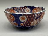 un bol bleu orné de motifs orange et blancs