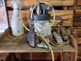 une étagère en bois sur laquelle sont posés tout un tas d'outils