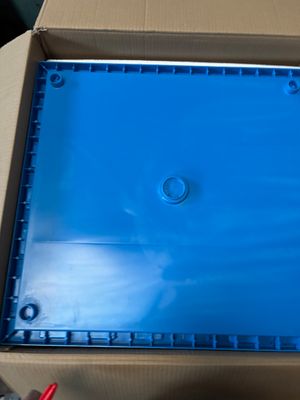 une boîte contenant un couvercle bleu à l'intérieur