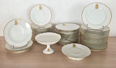 un grand nombre d'assiettes posées sur une table