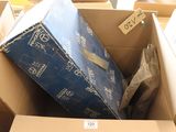 une boîte en carton sur laquelle est posée une boîte bleue