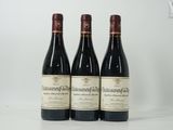 trois bouteilles de vin posées sur une table l'une à côté de l'autre