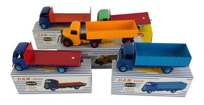 quatre camions miniatures empilés les uns sur les autres