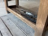 une table en bois avec un plateau en verre posée sur un parquet