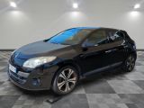 la voiture noire est garée sur un sol en damier dans le garage