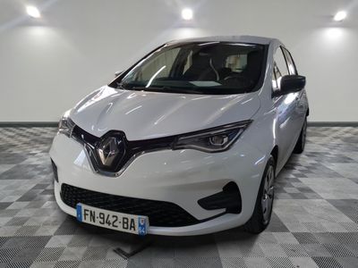 la photo d'une voiture blanche garée dans un garage