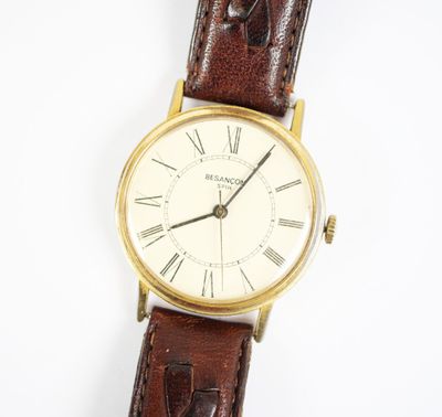 une image d'un gros plan d'une montre-bracelet avec des chiffres romains