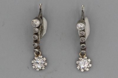 paire de boucles d'oreilles en diamant sur fond blanc