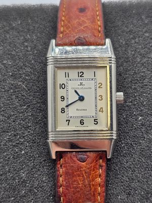 une image d'une montre-bracelet avec un bracelet en cuir marron