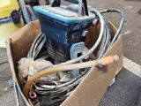 une boîte avec un tas d'outils à l'intérieur