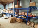 un grand entrepôt rempli de boîtes et de cartons
