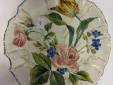 une assiette décorée de fleurs, posée sur une table