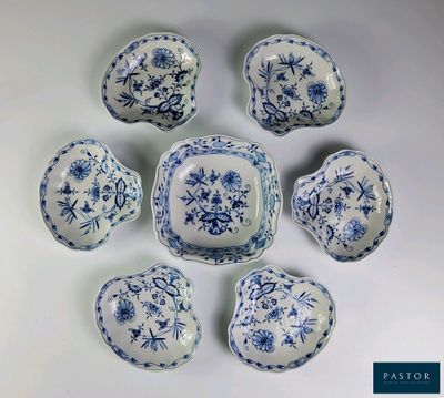 six bols bleus et blancs ornés de motifs floraux