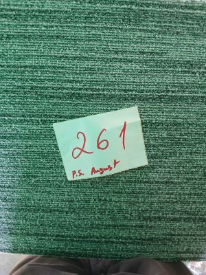 quelqu'un tient un bout de papier sur lequel est collé un autocollant