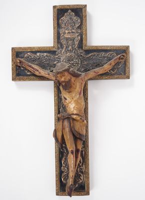 Crucifix espagnol XIXème en bois polychrome et noirci, ornem…
