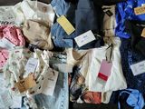 tout un tas de vêtements de toutes sortes sur le canapé