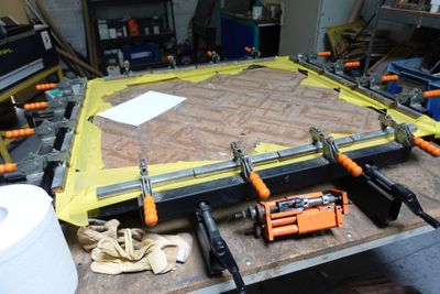 une photo d'un établi avec beaucoup d'outils dessus