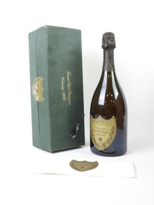 une bouteille de champagne posée à côté d'une boîte verte
