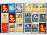 une photo montrant une collection de cartes Pokémon posées sur une table