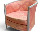 une chaise rose posée sur une surface blanche