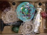 une boîte remplie d'objets en verre qui se trouvent à l'intérieur