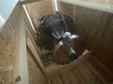 une photo d'une machine qui se trouve à l'intérieur d'une boîte en bois