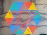 une photo représentant un motif géométrique coloré sur un mur