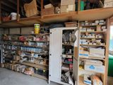 une pièce équipée d'étagères et d'un réfrigérateur