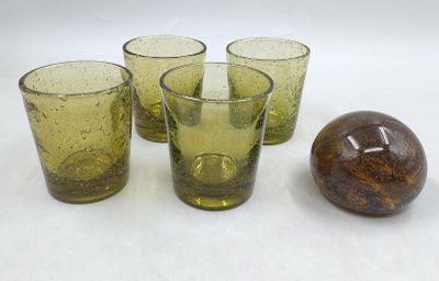 Plusieurs verres et une balle sont posés sur une surface blanche.
