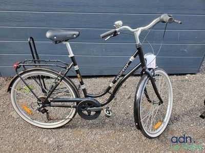 un vélo garé devant la porte d'un garage