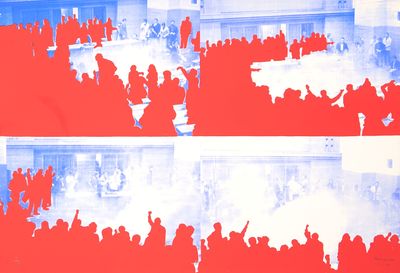 tableau représentant une foule de personnes debout devant un drapeau rouge, blanc et bleu