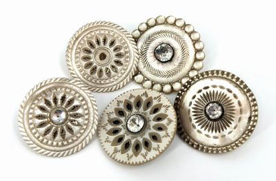 six boutons en argent ornés d'un diamant au centre, sur un fond blanc
