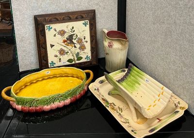 une table sur laquelle se trouvent un bol, une assiette et un vase