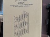 une boîte en carton sur laquelle est dessiné un étagère
