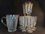 beaucoup de verres et un pichet sur la table