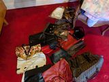 un tas de chaussures et de sacs par terre dans une pièce
