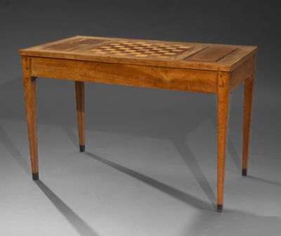 une table en bois sur laquelle est posé un échiquier