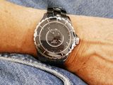 a person that is wearing a watch on his wrist