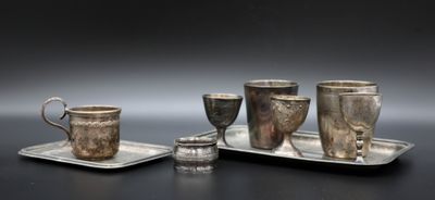un plateau en argent avec des tasses en argent, un plateau en argent avec des tasses en argent, un plateau en argent avec des tasses en argent, un plateau en argent avec des tasses en argent et un plateau en argent