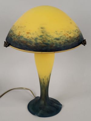 une image représentant une lampe jaune et bleue avec un pied noir