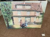 une photo d'une photo représentant une famille devant une maison