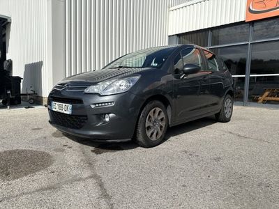 La voiture est garée à l'extérieur du bâtiment, devant celui-ci.