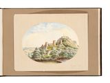un vieux livre avec l'image d'un château au sommet d'une colline