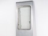 une image représentant une porte sur laquelle est fixé un miroir