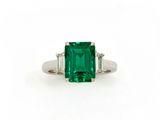 une bague en émeraude et diamant