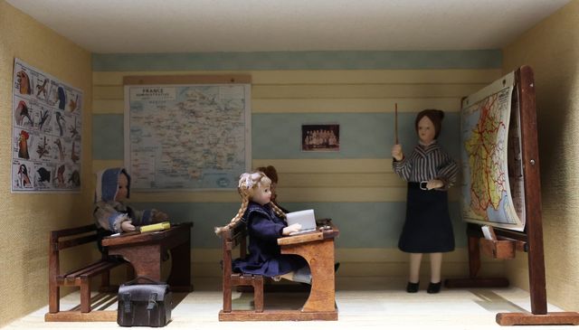 Diorama. Composition miniature, dans une vitrine en bois, vitre e...