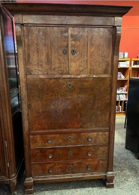 une grande armoire en bois à tiroirs dans une pièce
