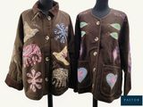 une paire de vestes pour femmes, aux motifs différents, présentées sur un mannequin